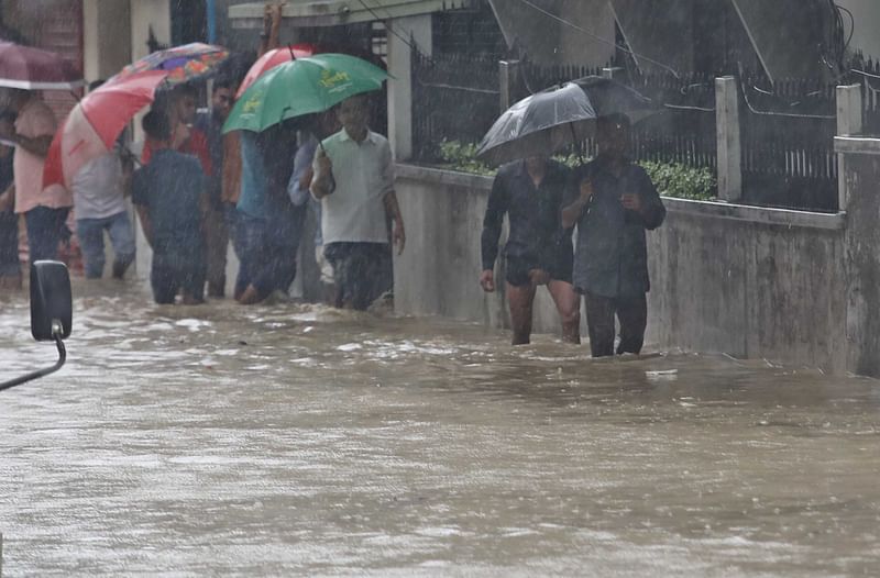 হাঁটুপানির মধ্য দিয়ে যাচ্ছেন পথচারীরা